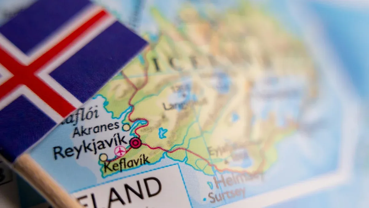 Drapeau de l'Islande en gros plan sur la carte La capitale Reykjavik en gros plan carte du monde Islande