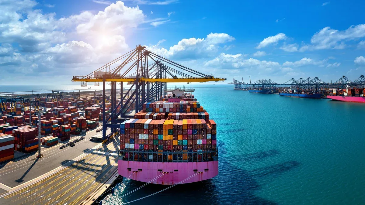 Vue aérienne du cargo et du conteneur de fret dans le port