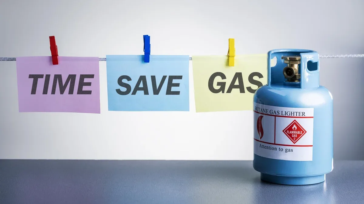 Image symbolique du coût élevé de l'efficacité énergétique du gaz naturel Bouteille de gaz et texte TIME SAVE GAS