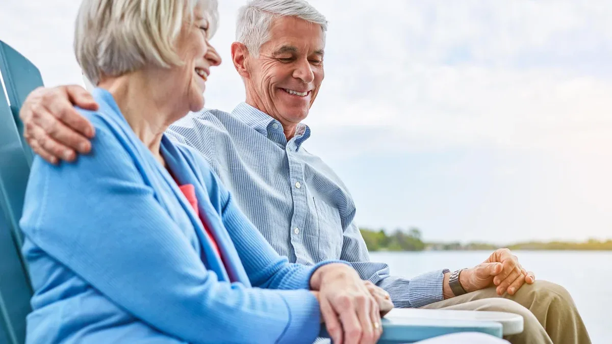 Rendez-vous détente et sourire avec un couple âgé en extérieur pour un voyage de retraite et des vacances d'anniversaire. Soutien et connexion avec un homme et une femme seniors au bord d'un lac pour un partenaire de mariage et des vacances.