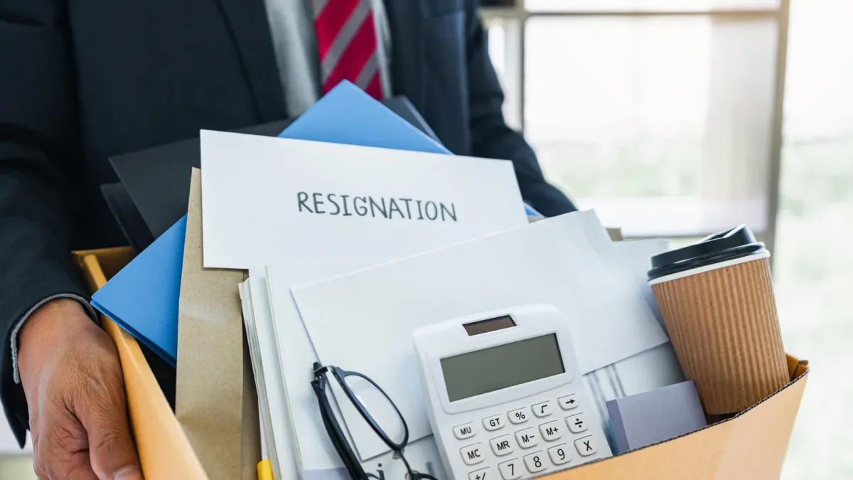 Démission requalifiée en licenciement : la preuve, le juge et le délai de douze mois