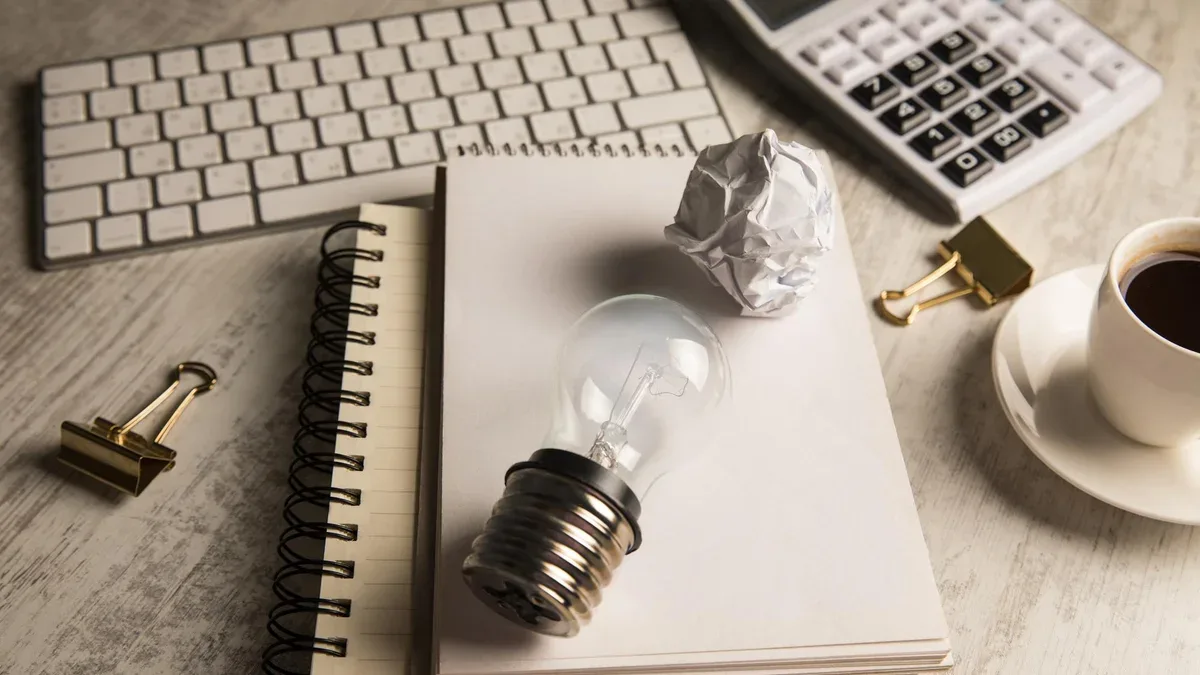 Bloc-notes et ampoule