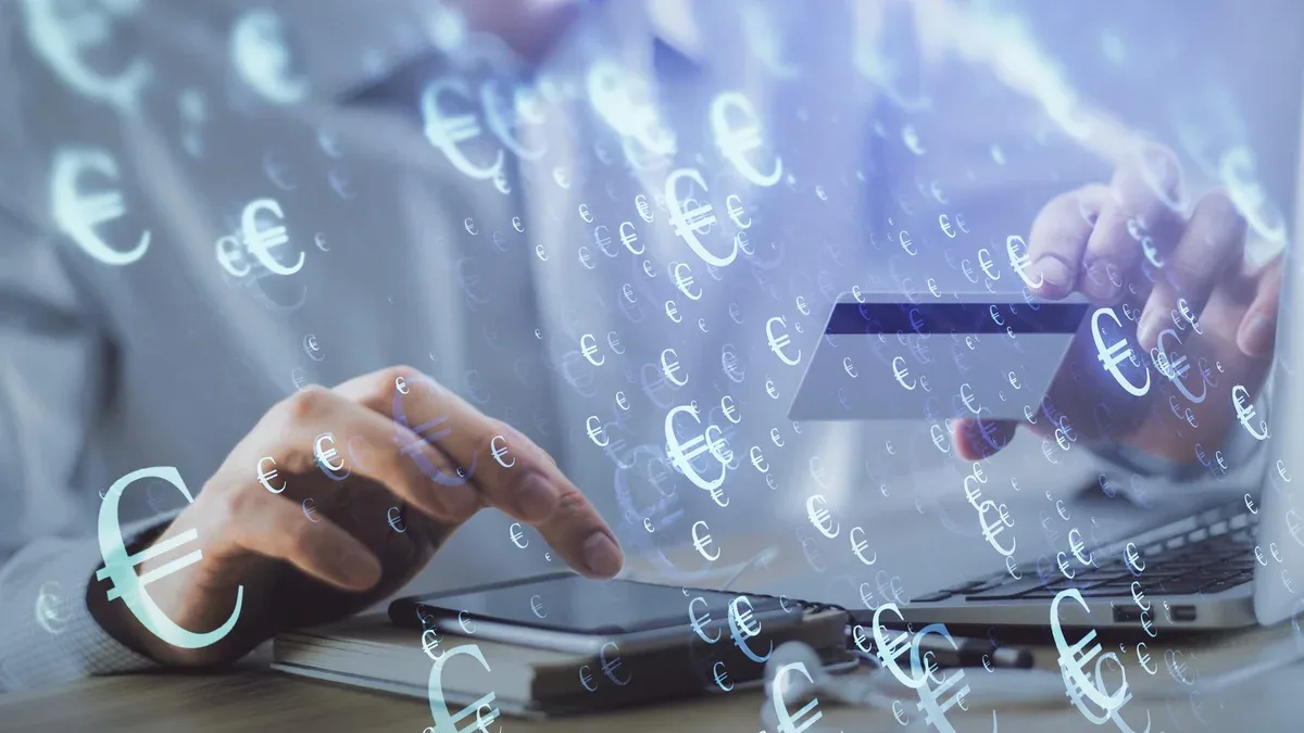 Double exposition de mains d'homme tenant une carte de crédit et dessin de graphique Forex Trading d'actions et fintech numérique dans le concept de commerce électronique sur Internet
