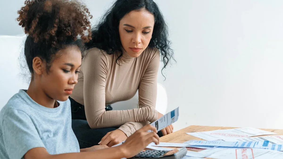 Les femmes afro-américaines stressées ont des problèmes financiers avec la dette de carte de crédit pour payer un concept crucial de mauvaise gestion de l'argent personnel et des paiements hypothécaires