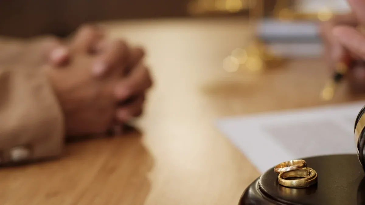 Le juge Gavel décide des papiers de signature de divorce de mariage. concept d'avocat.