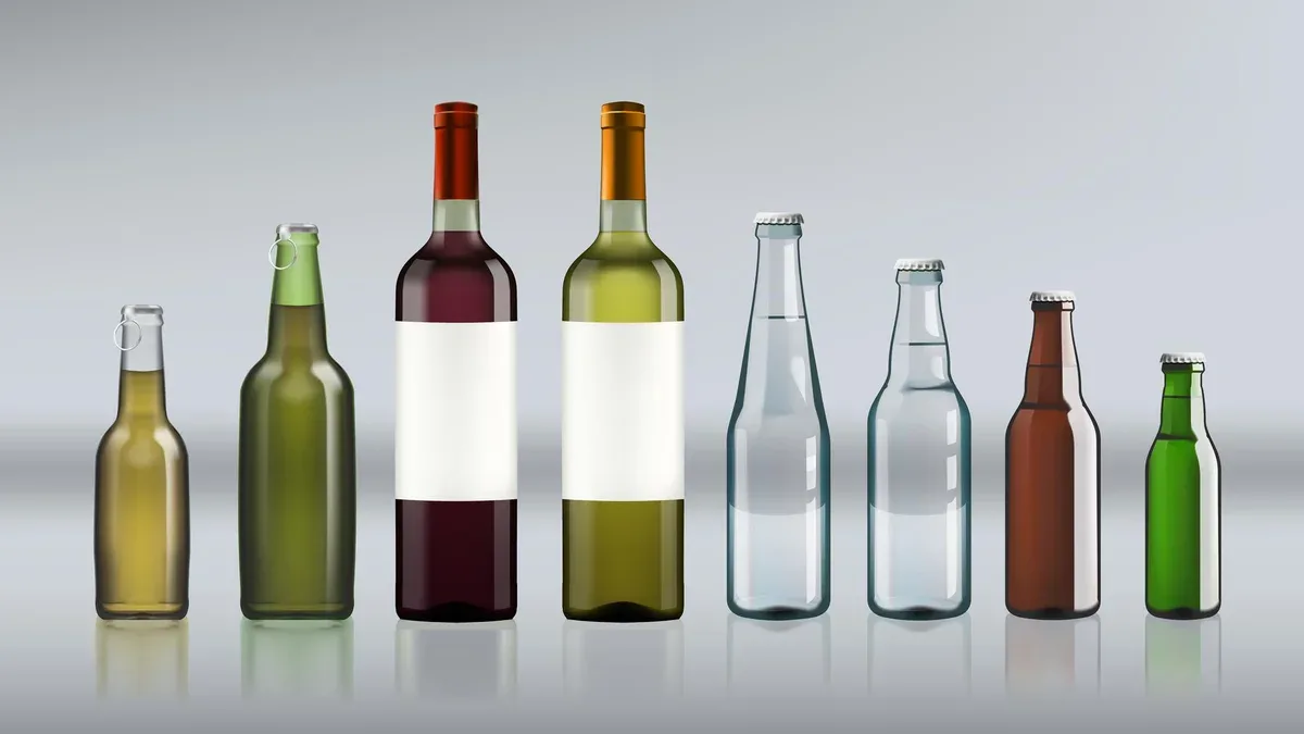 Ensemble de bouteilles en verre d'eau claire ou de bière isolées