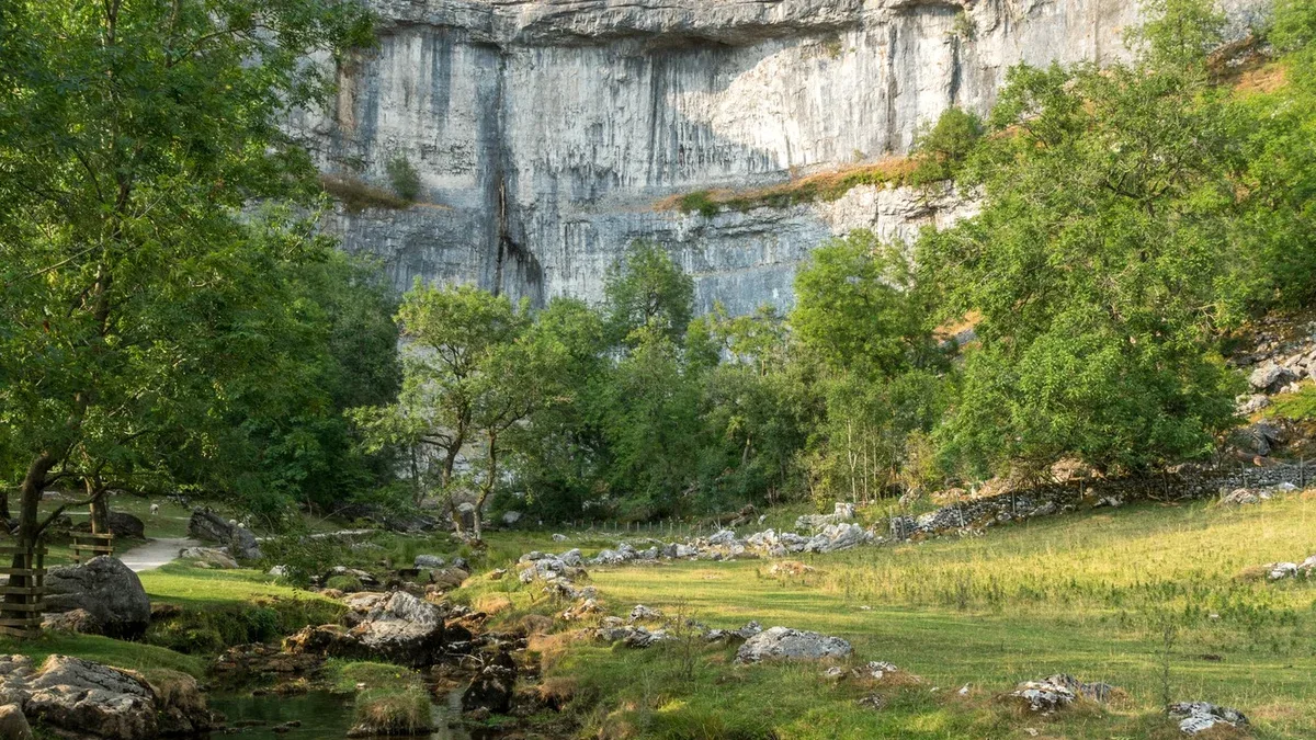 Vue sur la campagne autour de Malham Cove dans le parc national des Yorkshire Dales