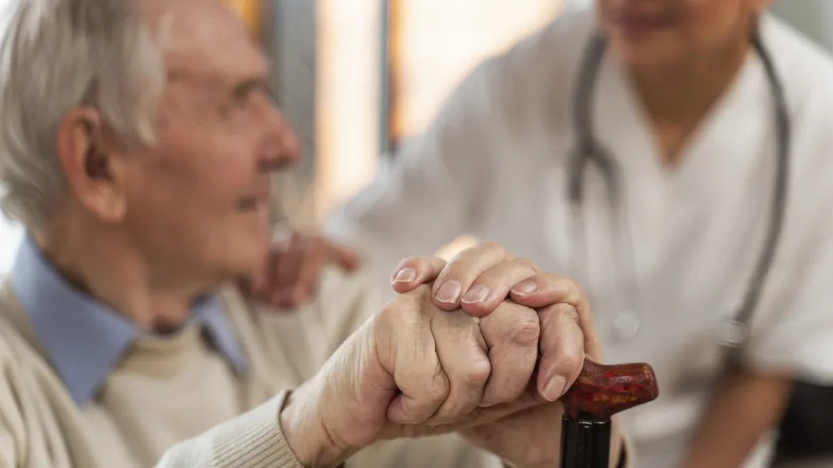 Homme senior occasionnel à la maison avec un médecin