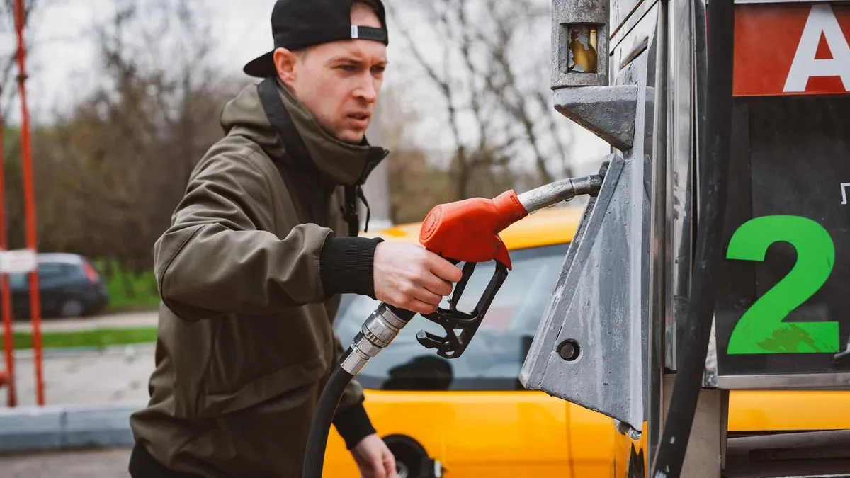 Homme méconnaissable faisant le plein d'une voiture à partir d'une station-service remplissant de l'essence de benzine dans la voiture à la station-service Concept de prix élevés de l'essence