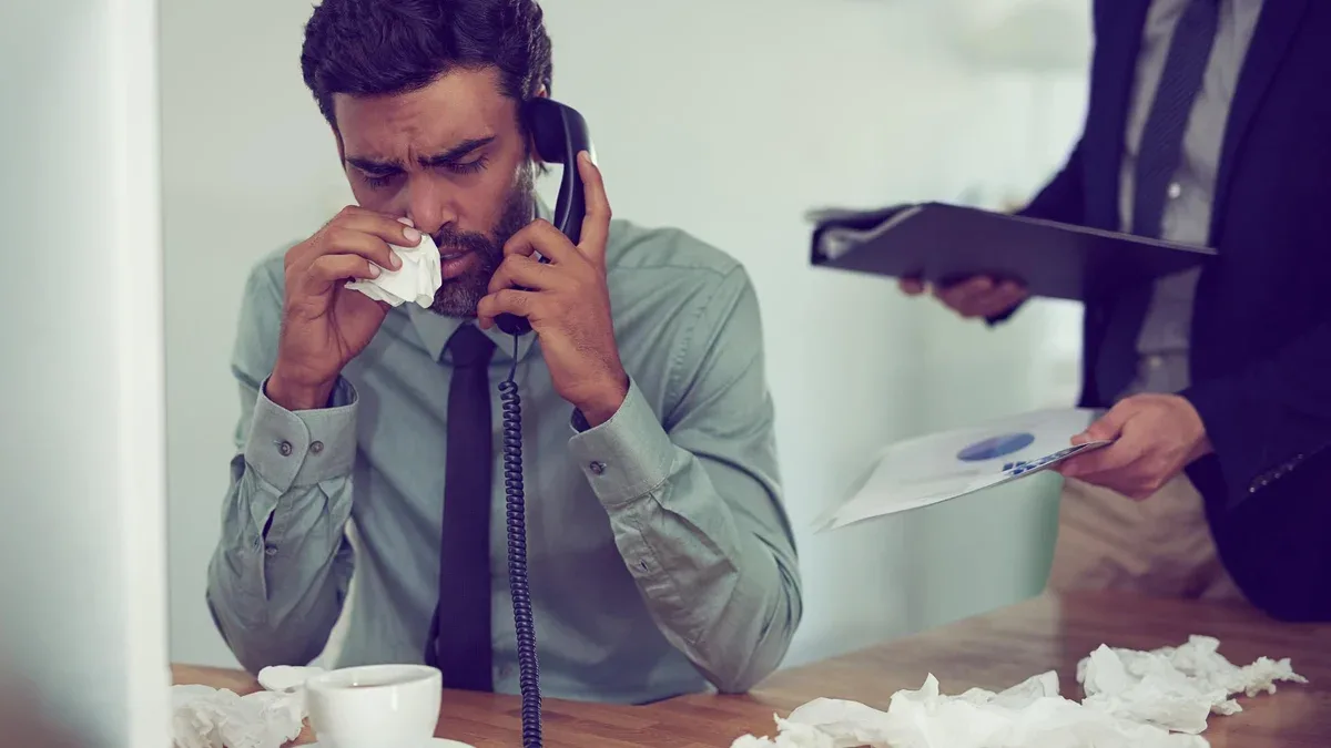 Il aurait besoin d'un arrêt de travail Photo recadrée d'un homme d'affaires souffrant d'allergies dans un bureau