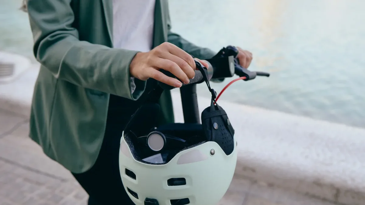 Casque en trottinette électrique : obligatoire par arrêté à Paris, dans le Nord ou les Yvelines, pas encore partout