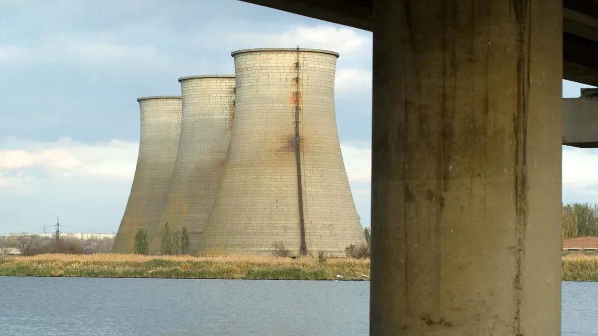 Image des usines de l'industrie du tube avec de la fumée dans le ciel