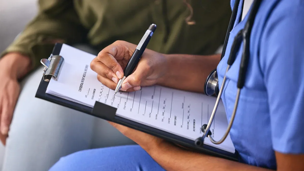 Écriture manuelle et soins de santé avec une infirmière et un patient en consultation pour une assurance ou un médicament dans une maison Documents médicaux et clipbpard avec un professionnel de la médecine et une cliente dans une clinique