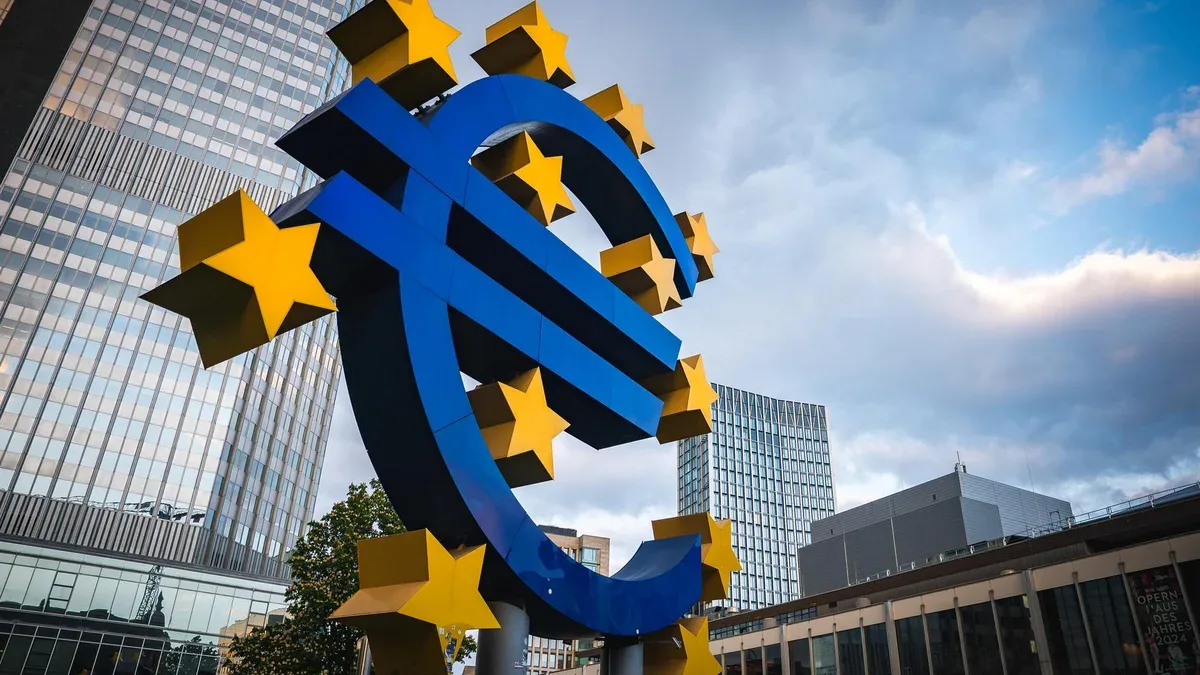 Sculpture de l'euro et gratte-ciel dans le quartier financier de Francfort