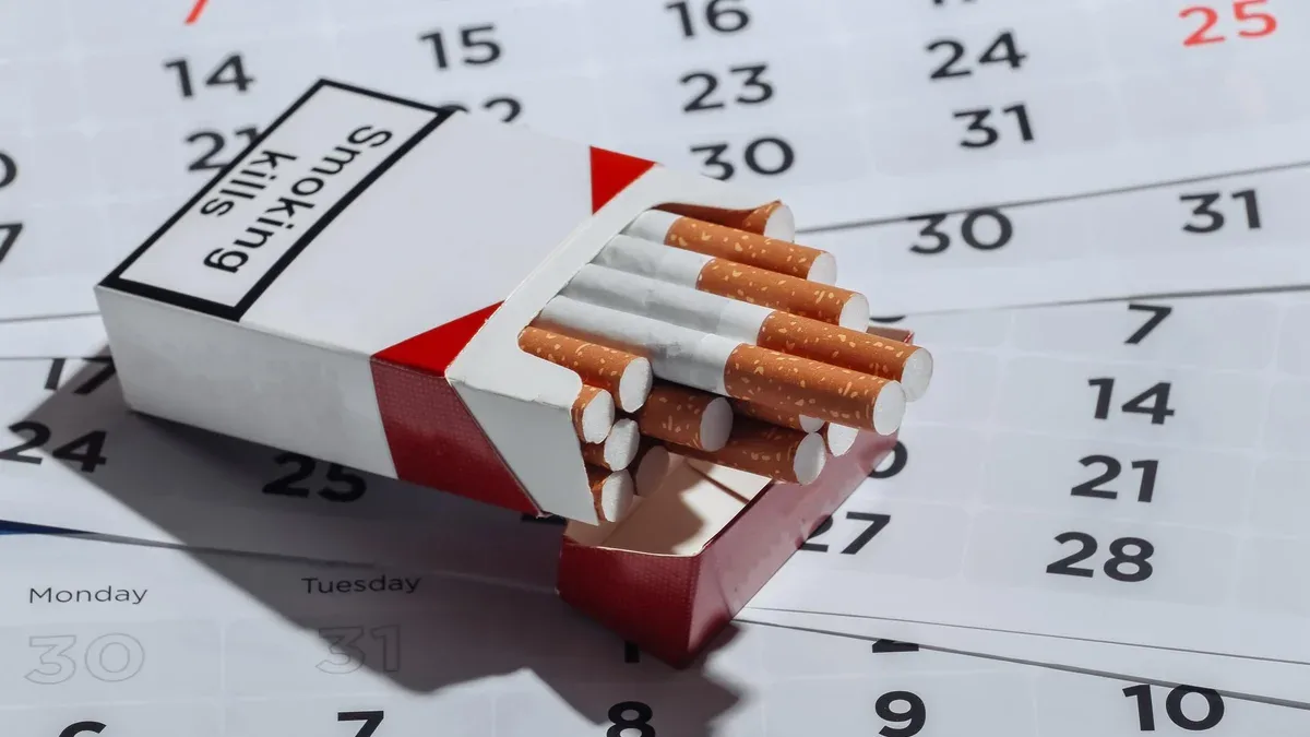 Paquet de cigarettes et calendrier mensuel. Arrêter de fumer concept
