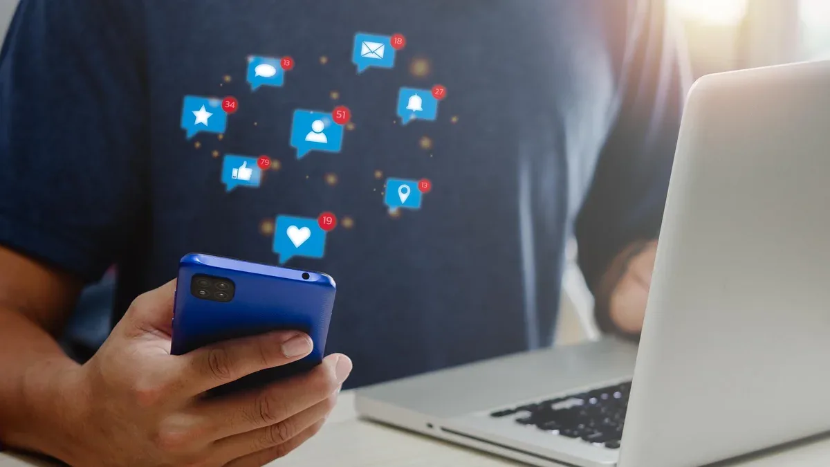 Le concept d'entreprise des médias sociaux et le marketing Technologie en ligne Réseau numérique Internet Icon Message connexion sur smartphone