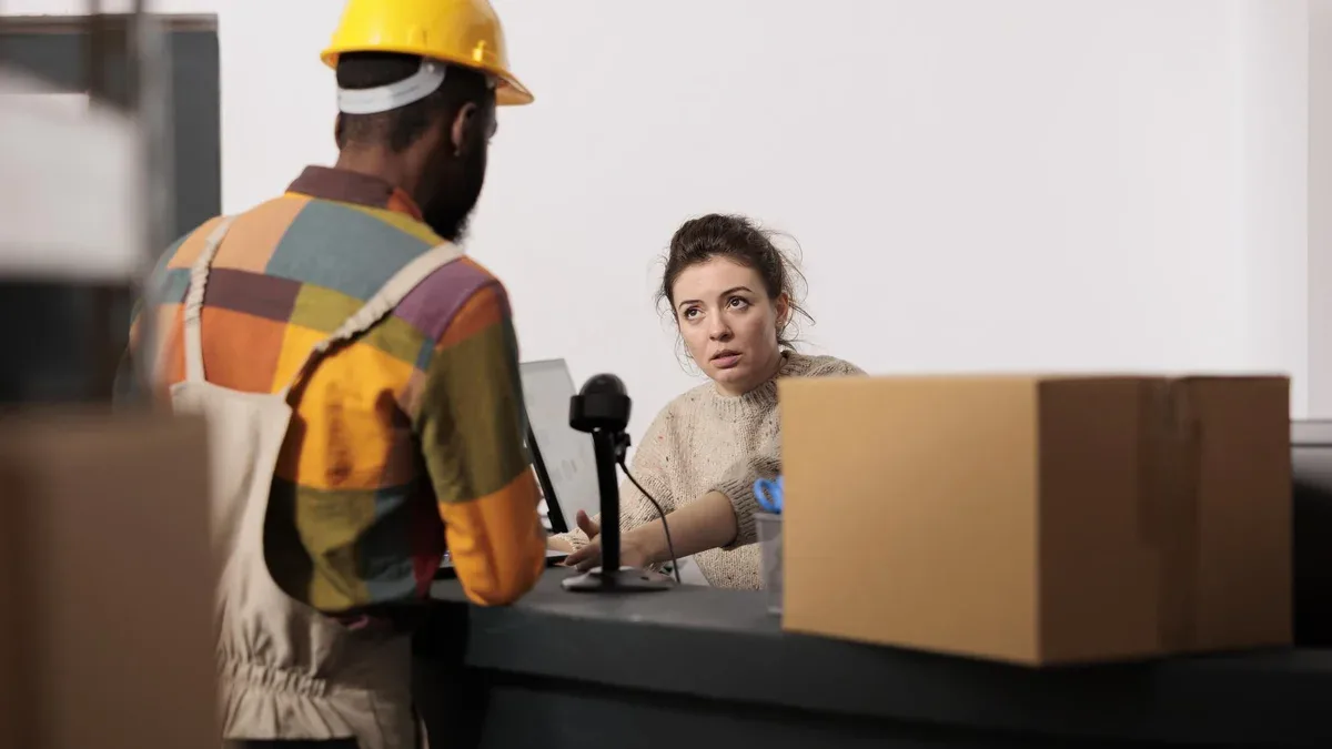 L'équipe d'entrepôt discute des détails d'expédition des clients
