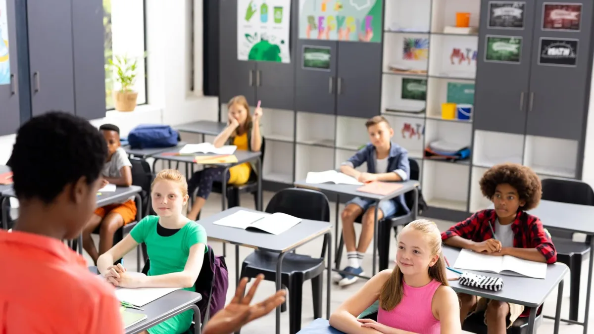 Élèves par enseignant au collège : 14,7 en France contre 11,7 dans l’UE, un ratio qui se lit en temps de travail et pas en taille de classe