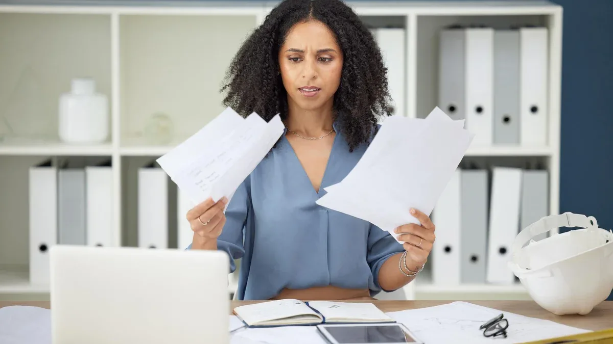 Délai d'architecture et stress avec une femme d'affaires pour la planification de l'audit et la construction et la construction d'ingénierie débordées avec une femme noire pour l'épuisement de la paperasserie et la conformité