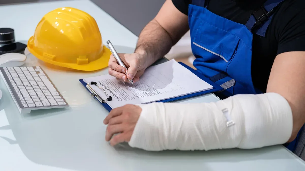Ingénieur travaillant sur un projet de construction, casque et ordinateur portable sur la table