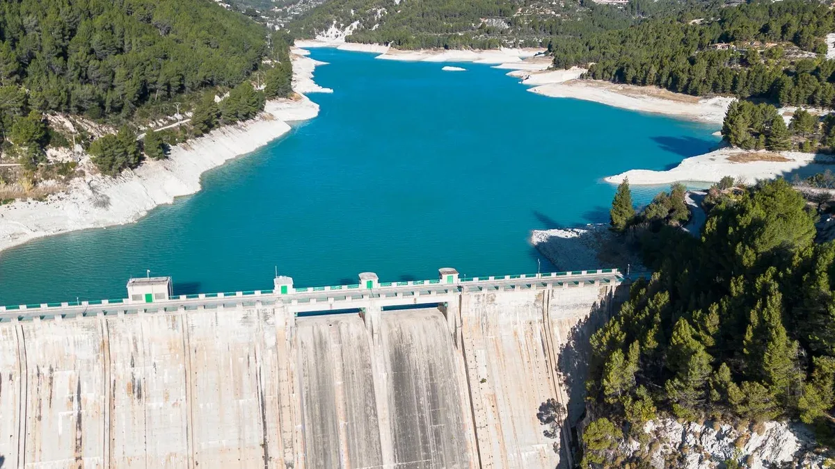 Le réservoir et le barrage de Guadalest dans la province d'Alicante Communauté valencienne