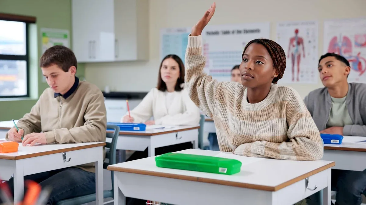 L'éducation de la fille ou la classe au lycée pour la leçon de question ou la conférence de biologie L'écriture de l'étudiant ou la main soulevée au bureau pour l'apprentissage Demander ou résoudre avec des connaissances ou un développement dans les sciences de la vie