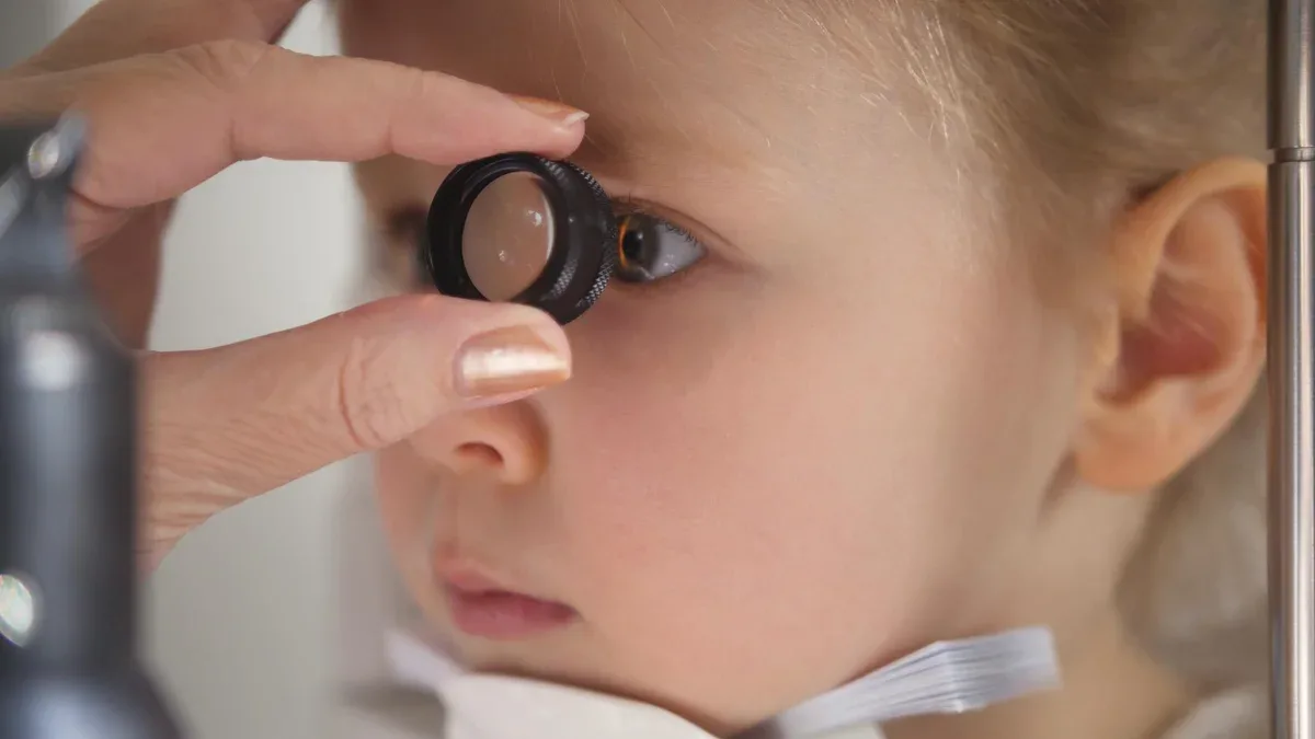 Enfant en clinique d'ophtalmologie - diagnostic d'optométriste petite fille blonde, gros plan