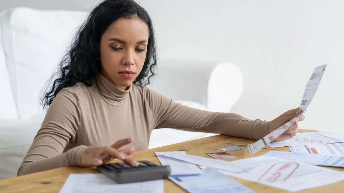 Une jeune femme stressée a des problèmes financiers avec la dette de carte de crédit pour payer un concept crucial de mauvaise gestion de l'argent personnel et des paiements hypothécaires