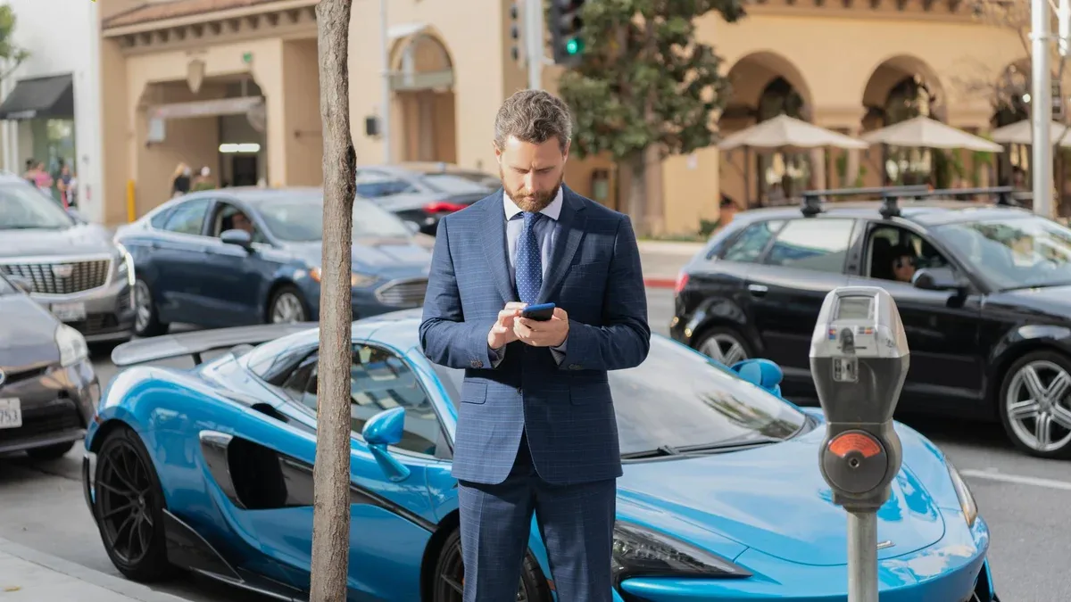 Homme d'affaires louer une voiture de luxe par téléphone location en ligne