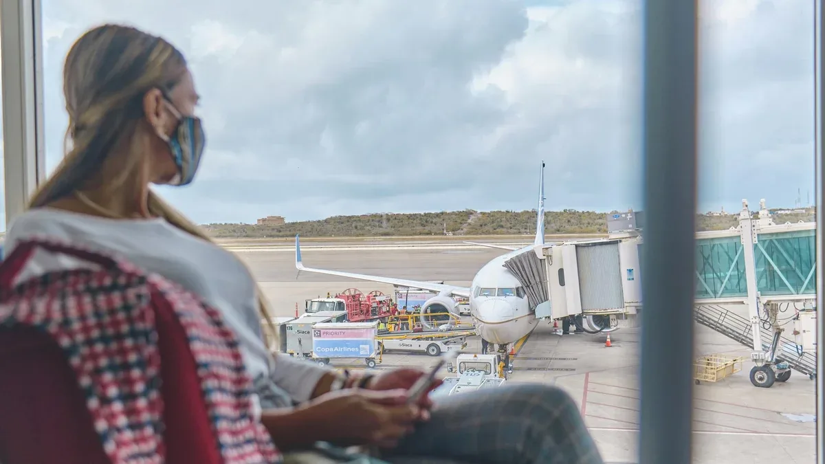 femme attendant de monter à bord de l'avion dans le salon de l'aéroport